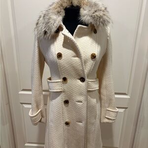 Elegant Cream Double-Breasted Coat with Faux Fur Collar